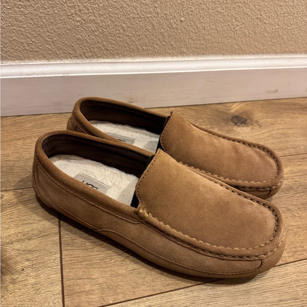 UGG Men’s Ascot Sheepskin Loafers. Size 9 U.S in signature Chestnut color.